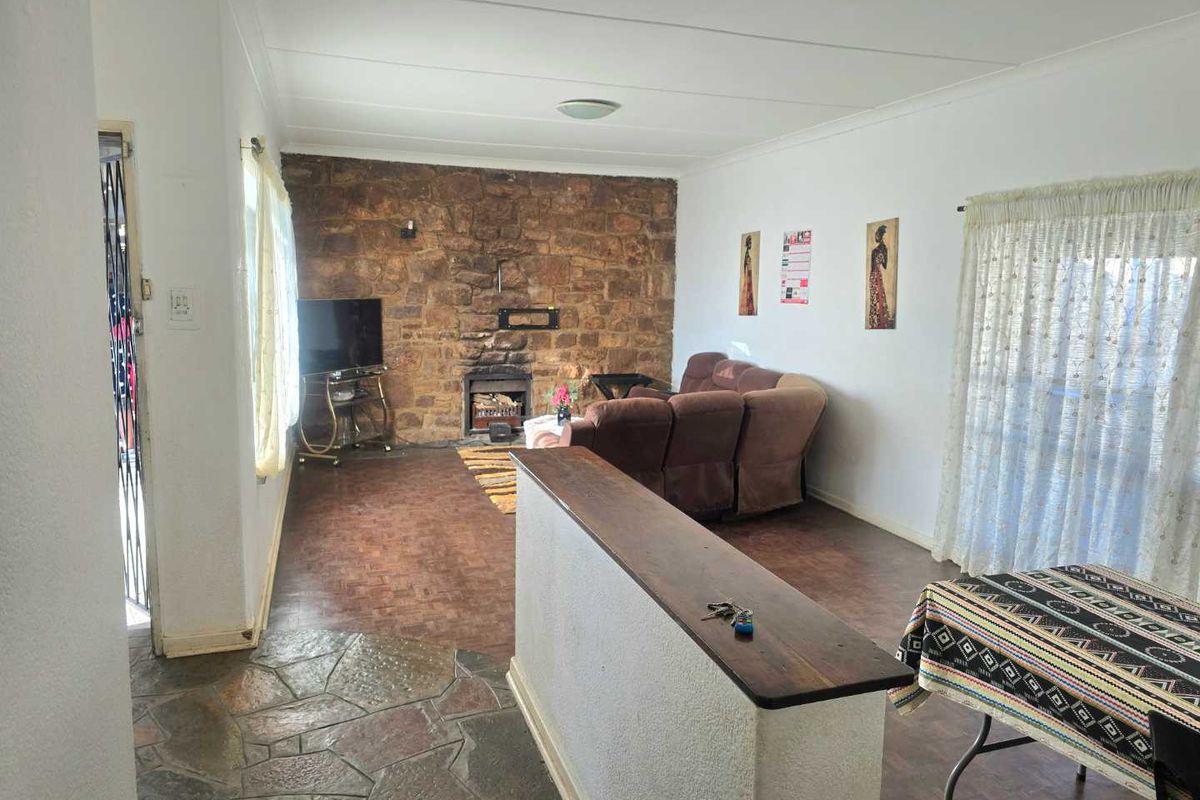 Family home with pool and flatlet - Photo 2