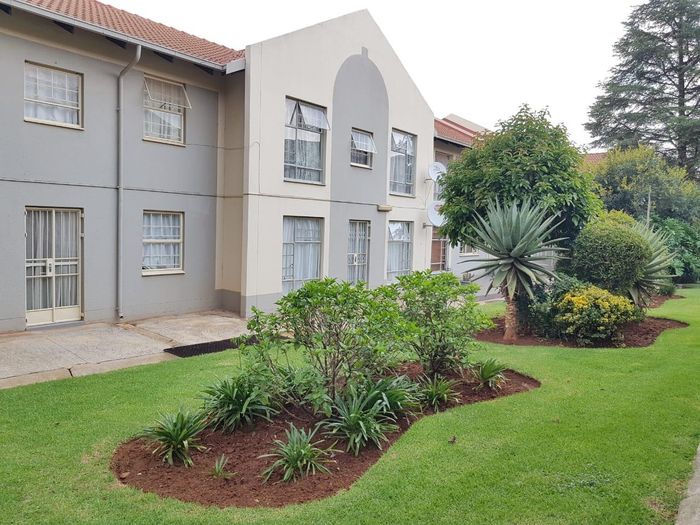 Property #1930227, Townhouse Pending Sale in Die Hoewes