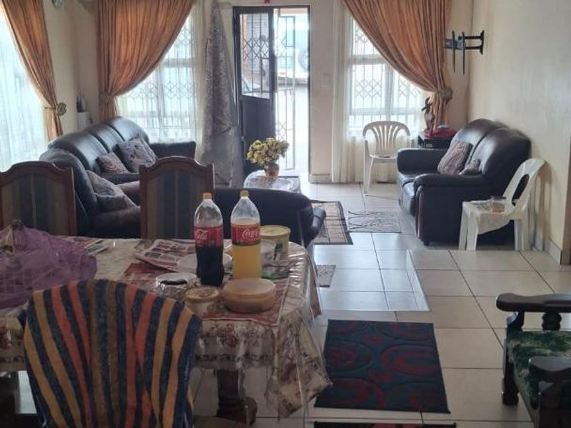 Spacious 4-Bedroom Family Home with Huge Yard &amp; Loads of Potential! - Photo 2