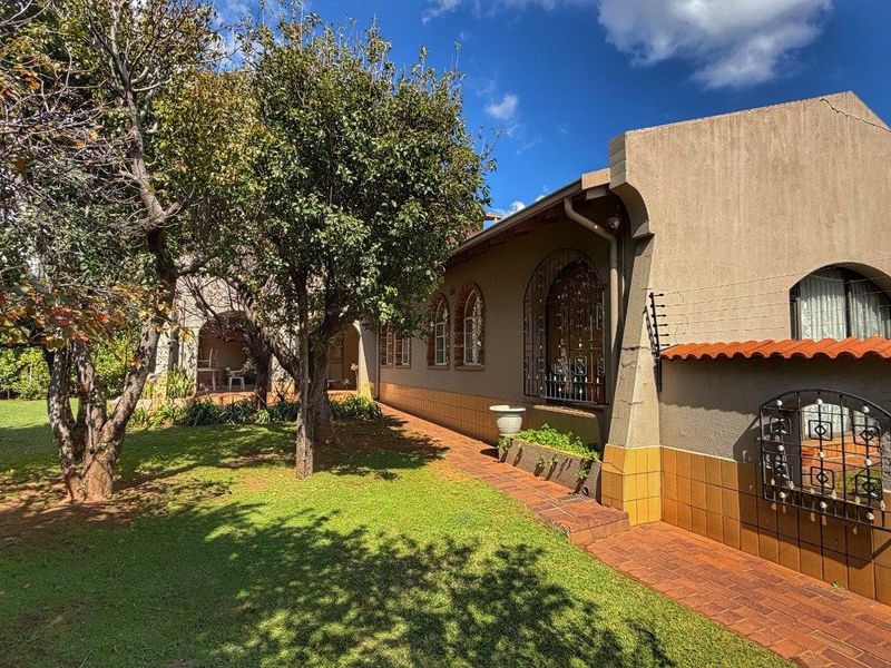 Luxury Living: Five-Bedroom Haven with Pool & Wine Cellar! - Photo 4