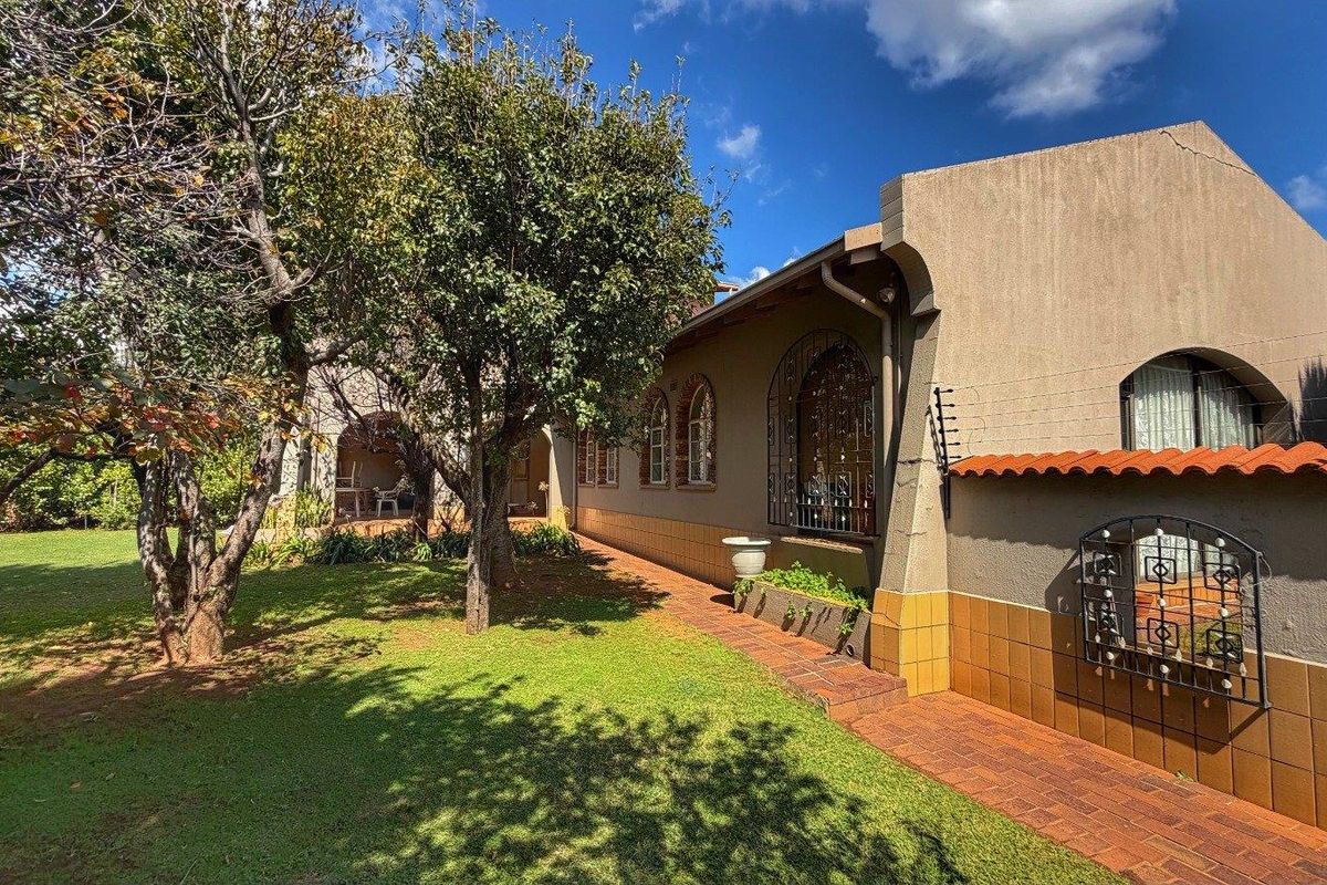 Luxury Living: Five-Bedroom Haven with Pool & Wine Cellar! - Photo 4