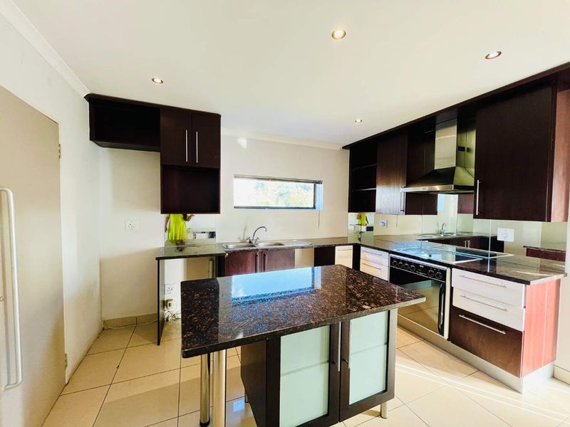 Prestige and Convenience: Stunning Triplex at 22 on Atholl - Photo 7