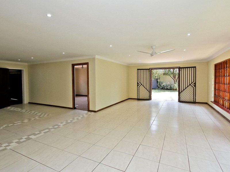 Pristine and Spacious Home - centrally located! - Photo 3