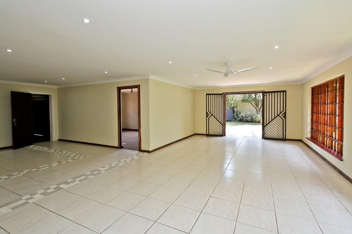 Pristine and Spacious Home - centrally located! - Photo 3