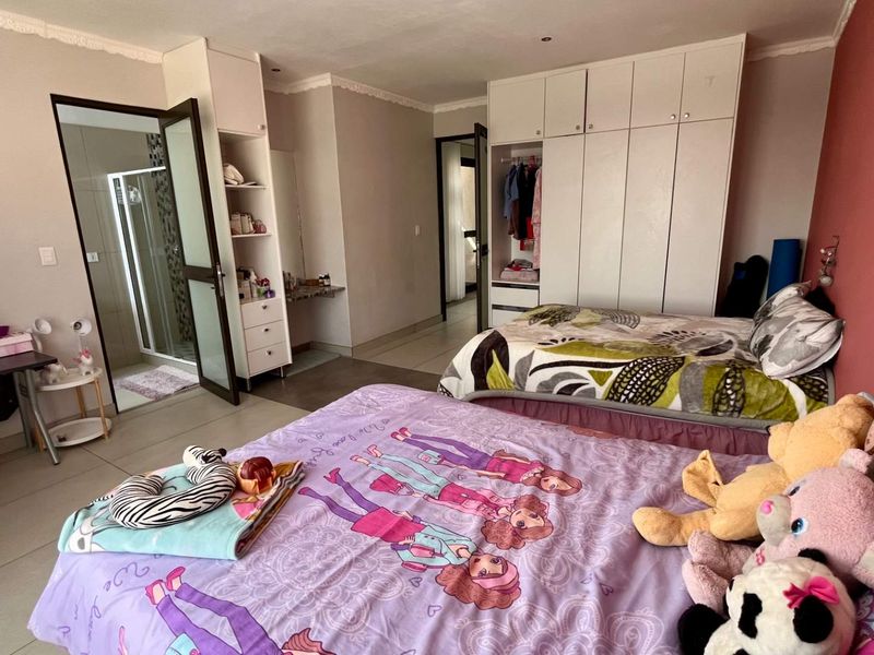 Modern Executive 5 Bedroom Home with a 1 Bedroom flat / Luxury BnB – Gamsa Street, Windhoek - Photo 7