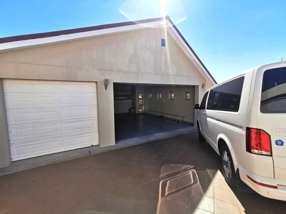 PARKING IN FRONT OF THE GARAGE - FOR 2 MORE CARS 