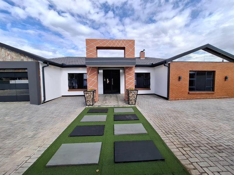 Designer 4-Bedroom Duet with Seamless Indoor-Outdoor Living - Photo 1
