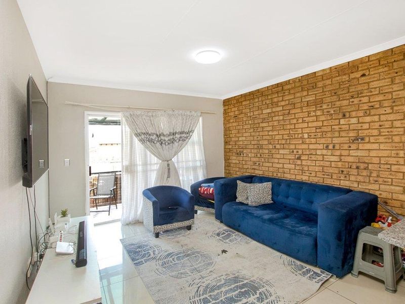 Neat 2 bedroom 1 bathroom unit for sale in Honey Park Roodepoort - Photo 9