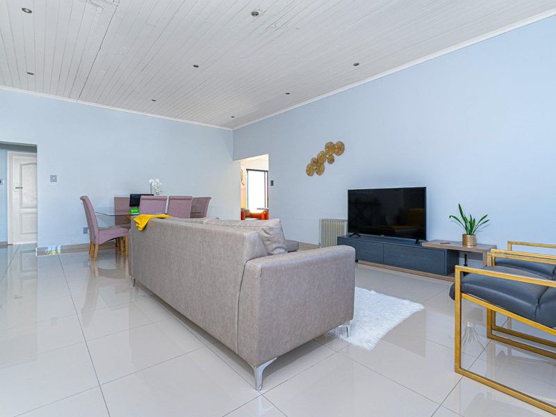 A beautiful home with access from 2 Avenues in Rondebosch East - Photo 10