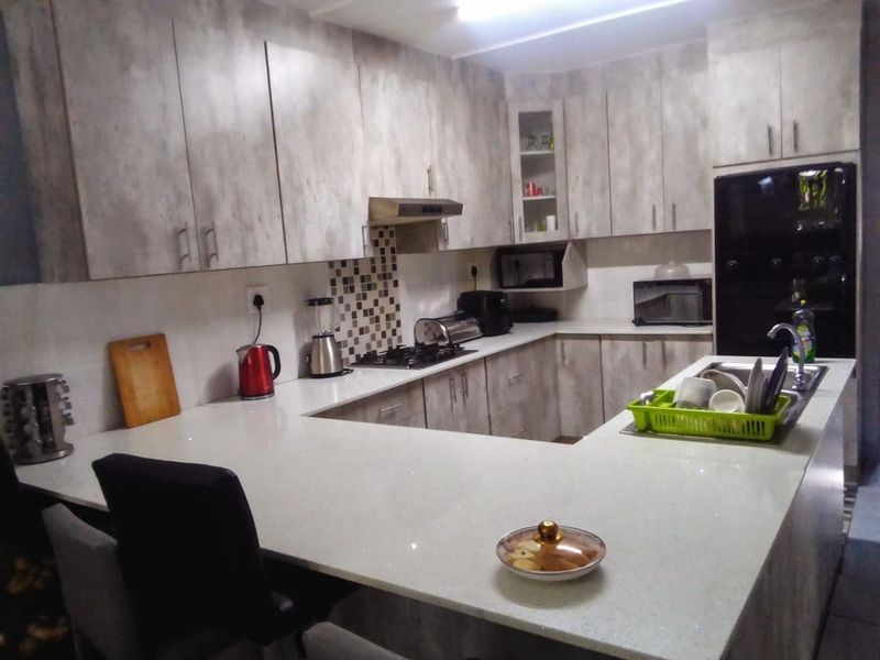 SPACIOUS, LOW-MAINTENANCE HOME WITH GRANNY FLAT IN A QUIET, FRIENDLY NEIGHBOURHOOD - Photo 9