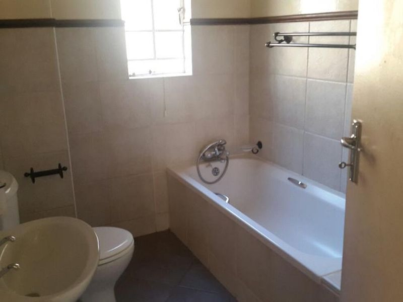 2 Bedroom Top floor Apartment in Olympus, Faerie Glen. - Photo 5