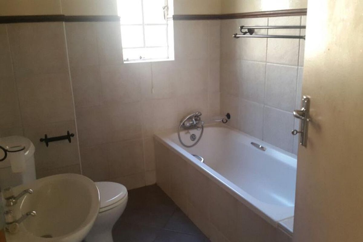 2 Bedroom Top floor Apartment in Olympus, Faerie Glen. - Photo 5