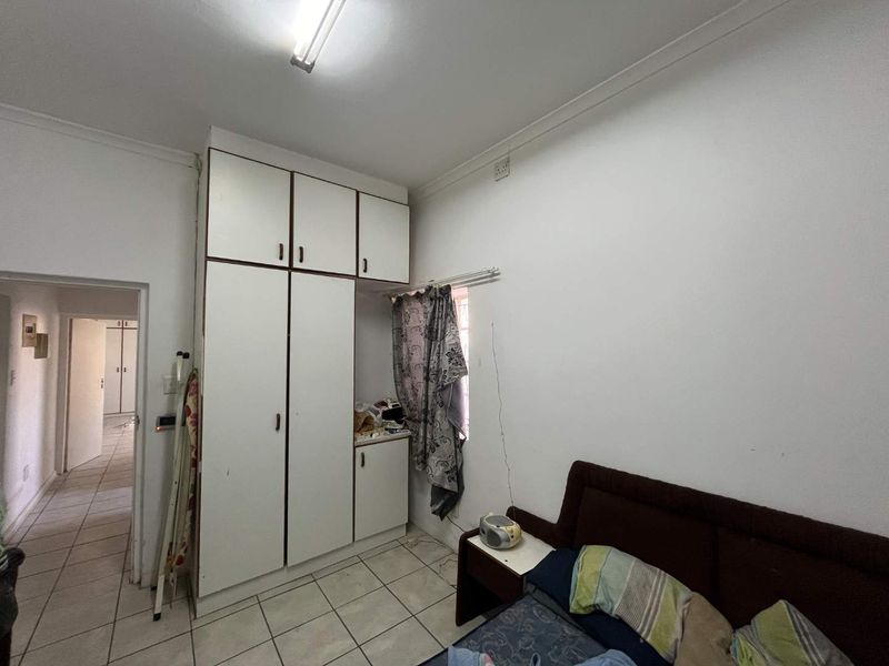 Fixer-Upper with Bonus Flatlet – Excellent Investment Opportunity! - Photo 10