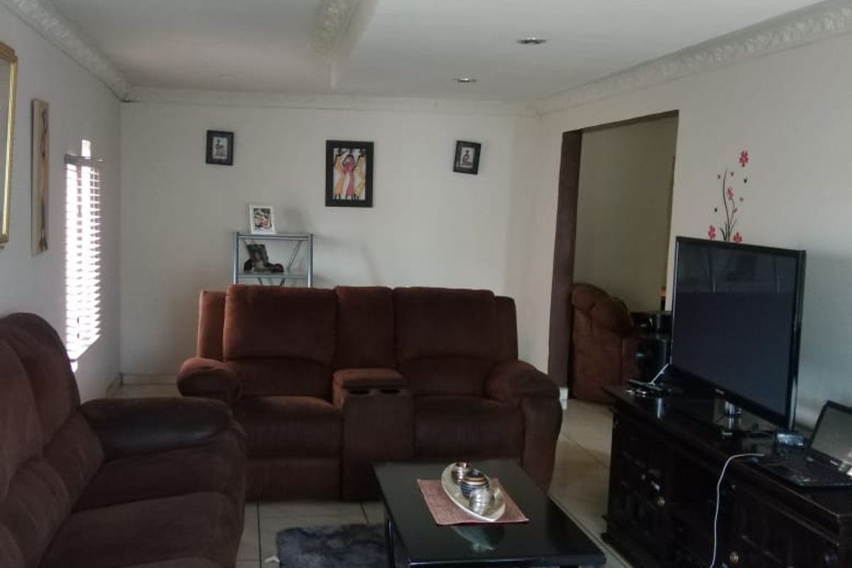 Family Home Vosloorus - R 920 000 - Photo 4