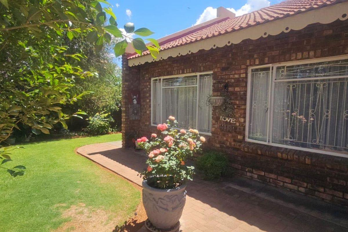 Charming 3-Bedroom Townhouse in Camelot Estate - Photo 3