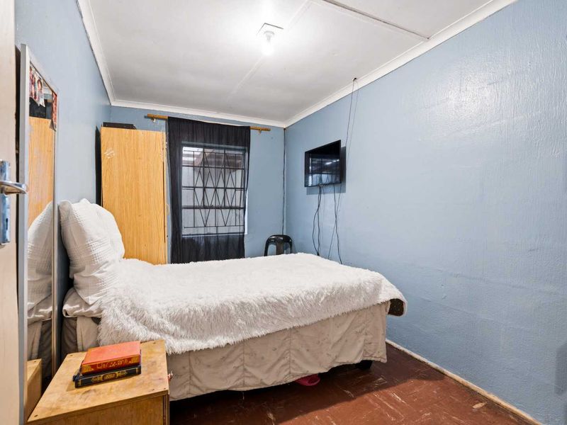 FREE STANDING ENCLOSED CORNER HOME - IN BEACON VALLEY - Photo 9