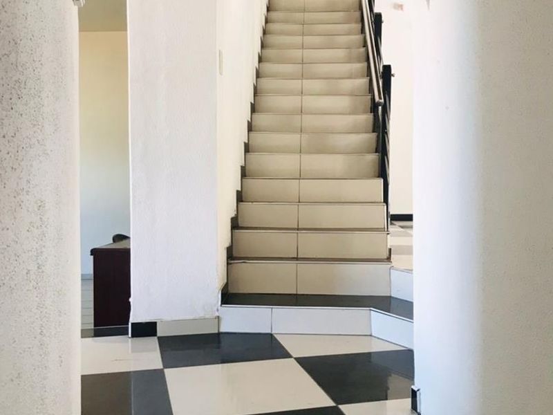 step into this beautiful 4.5 bedroom house available for sale in Hochland Park . Erf size 1451 square meters. N$ 5 million cost exclusive - Photo 8
