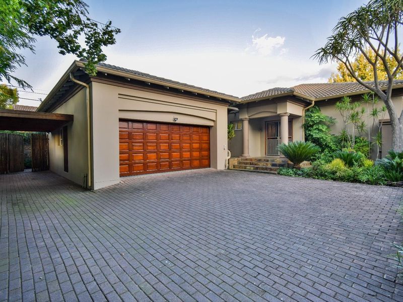 Stunning 5 Bedroom home where location is key! - Photo 2