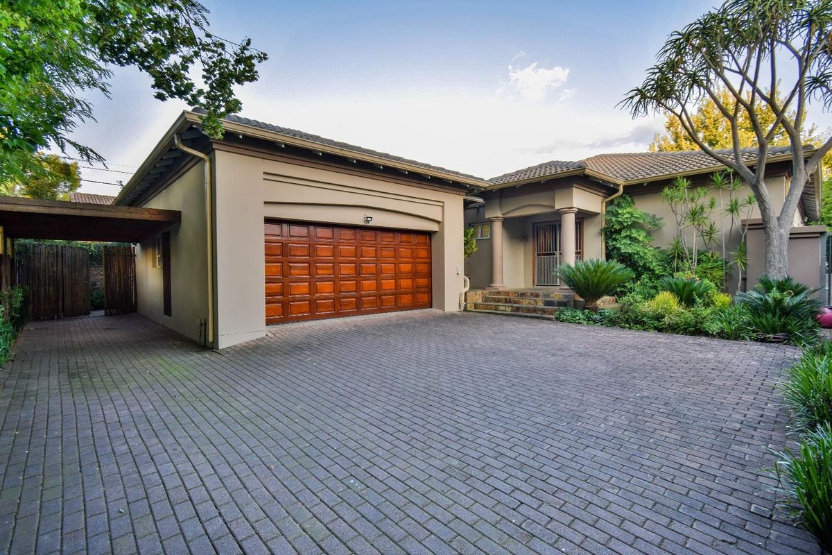 Stunning 5 Bedroom home where location is key! - Photo 2