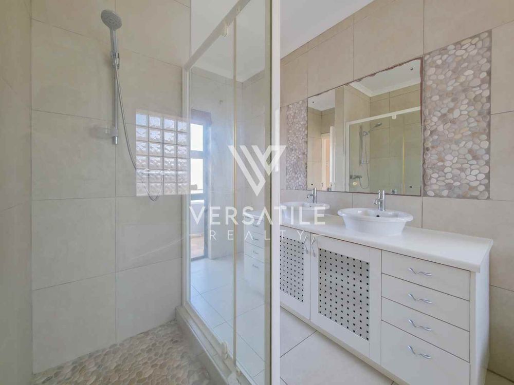 Ensuite Bathroom to Master Bedroom 26