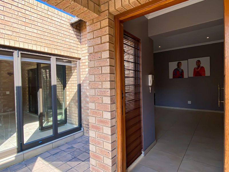 Exquisite Facebrick Cluster, Only 4 in complex! - Photo 5