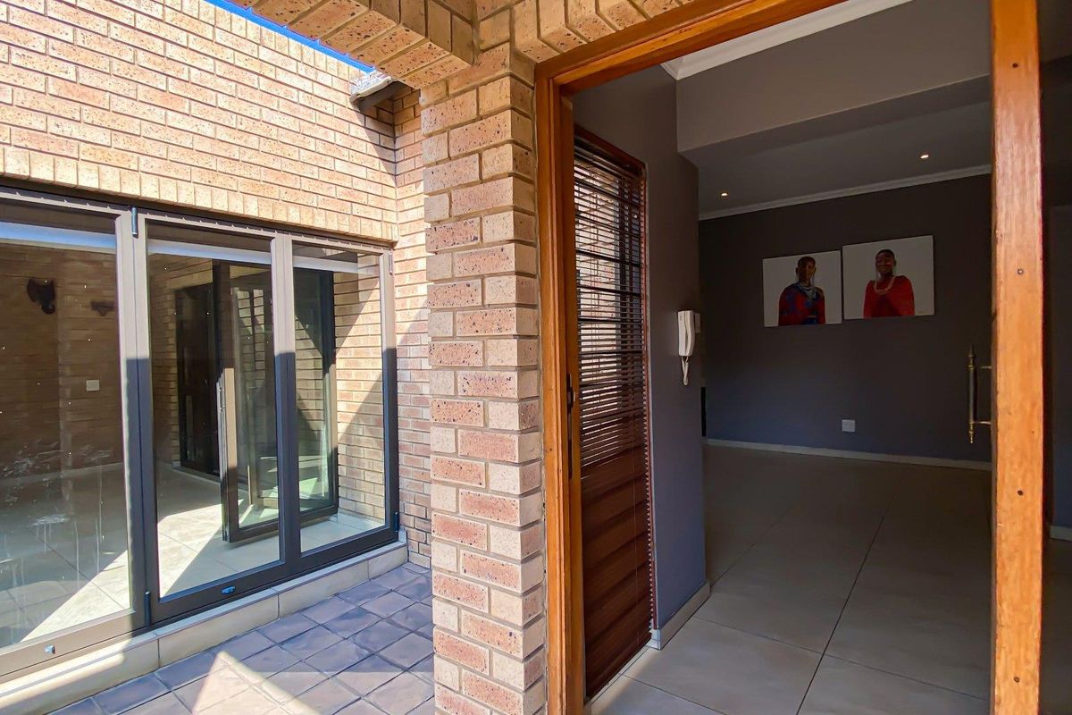 Exquisite Facebrick Cluster, Only 4 in complex! - Photo 5