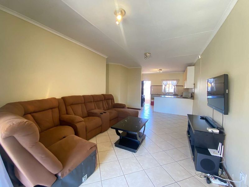 Townhouse for sale in a secured estate. - Photo 3