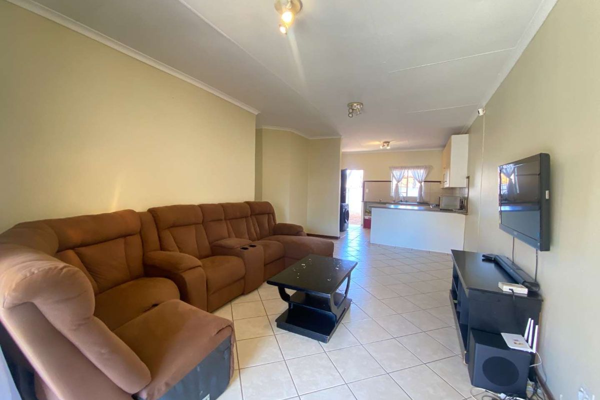 Townhouse for sale in a secured estate. - Photo 3