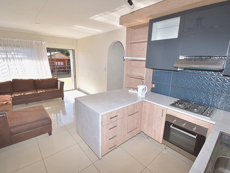 Beautiful modern home with a Cottage. - Photo 10