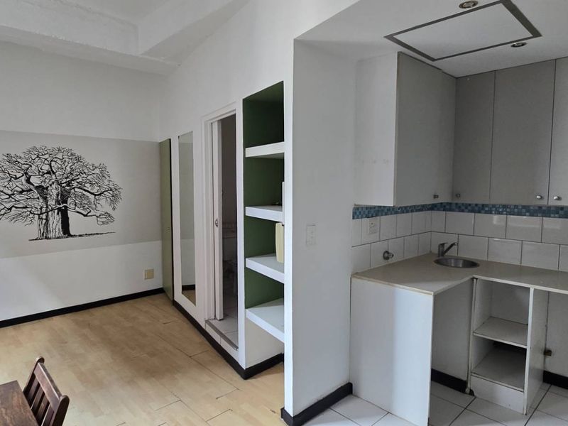 Compact and well-located unit in The Manhattan, Braamfontein - Photo 4