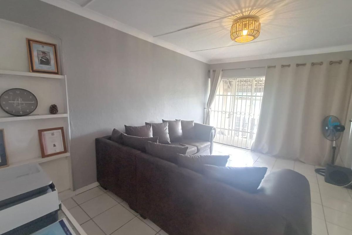 Top-Floor One-Bedroom Apartment with Balcony - Photo 4