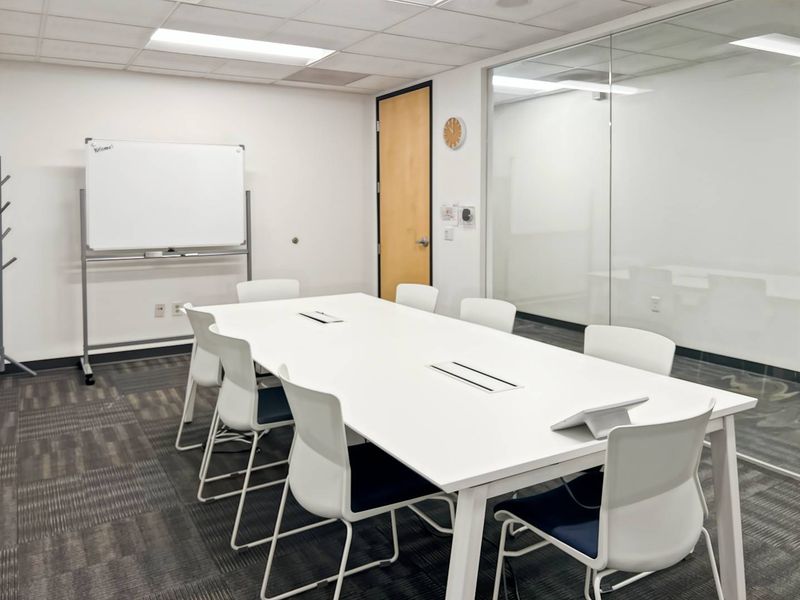 Move into ready-to-use serviced office space for 10 persons in HQ Thornhill Office Park - Photo 1