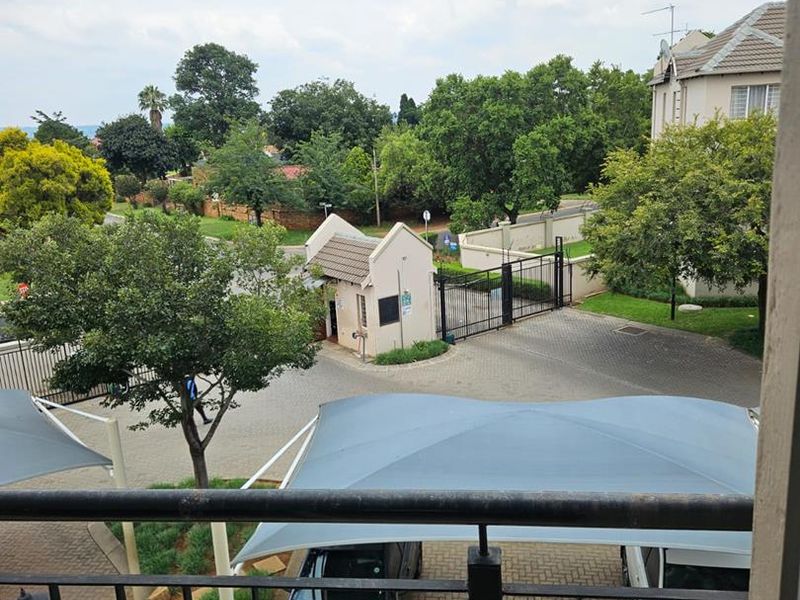 Spacious 2-Bedroom Apartment with Modern Amenities at Park Square - Photo 3