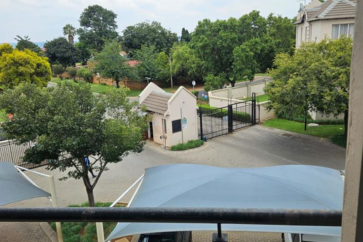 Spacious 2-Bedroom Apartment with Modern Amenities at Park Square - Photo 3