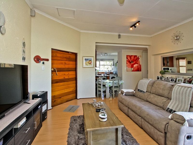 Neat Two Bedroom Apartment - Centrally Located! - Photo 6