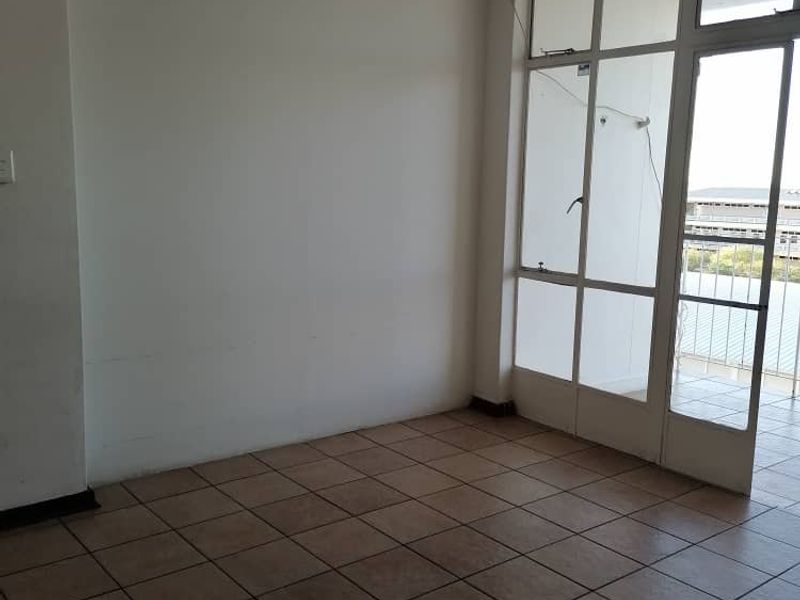 URGENT SALE! 2 BED / 1 BATH FLAT IN CENTRAL WINDHOEK - Photo 2