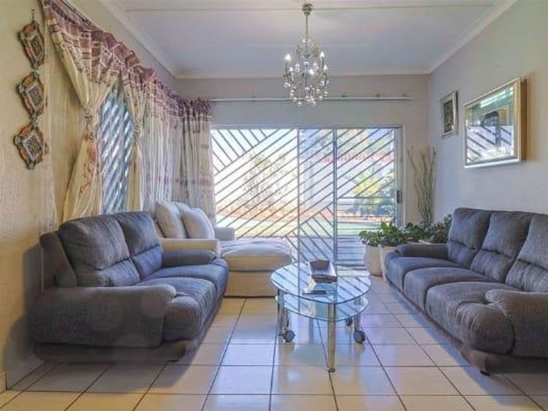 4 Bedroom House for Sale in Rewlatch ,Johannesburg - Photo 3