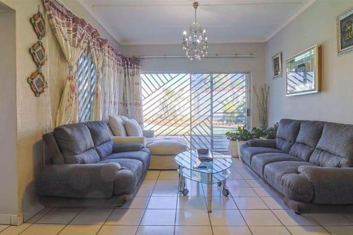 4 Bedroom House for Sale in Rewlatch ,Johannesburg - Photo 3