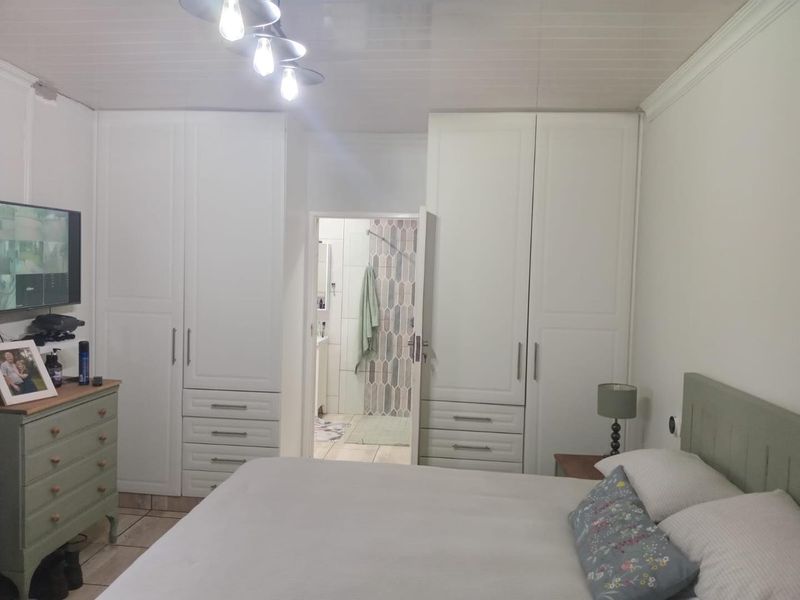 Spacious Veld En Vlei Home with Pool, Open-Plan Living, Double Garage - Photo 7