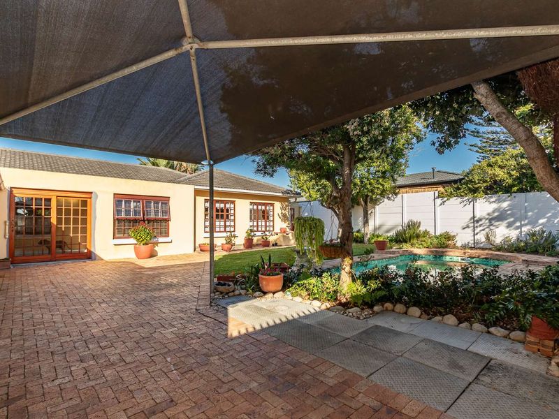 Spacious Family Home with Garden, Pool & Flatlet - Photo 5