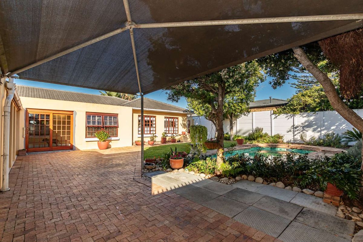 Spacious Family Home with Garden, Pool & Flatlet - Photo 5