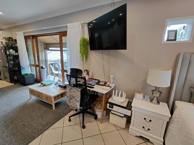Spacious Bachelor Cottage in Robindale - Photo 10