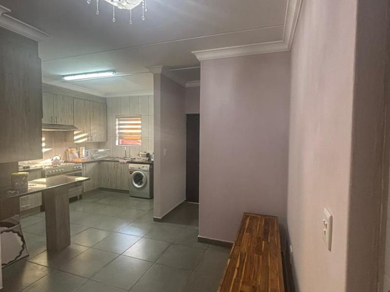 Stunning duplex unit in Olympus area. - Photo 7