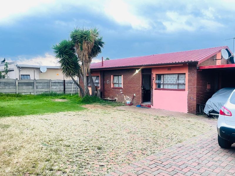 MAKE THIS HOME YOUR HOME WITH 3 OUTSIDE ROOMS. - Photo 4