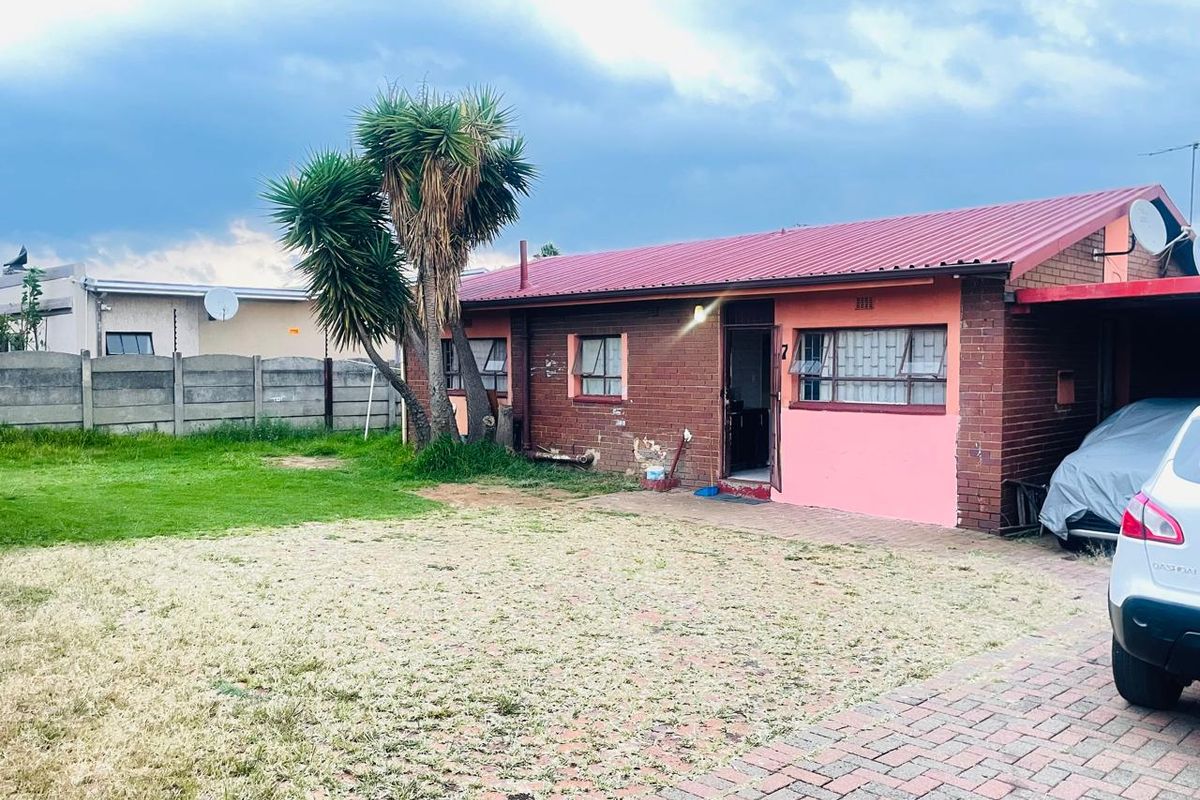 MAKE THIS HOME YOUR HOME WITH 3 OUTSIDE ROOMS. - Photo 4