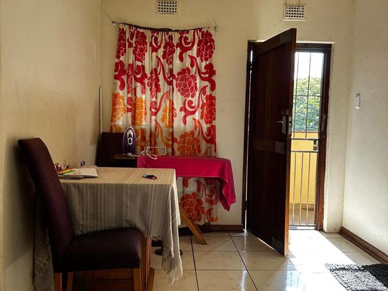 Charming 2-Bedroom Apartment in a Secure Complex - Photo 4