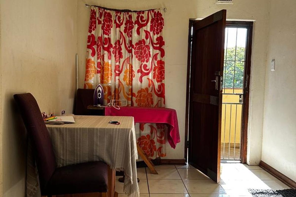Charming 2-Bedroom Apartment in a Secure Complex - Photo 4