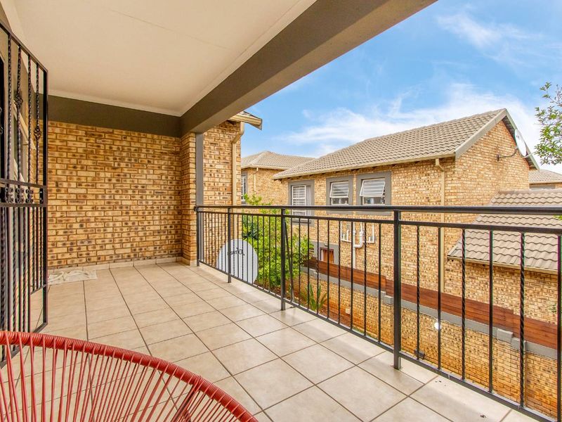 Stunning Duplex Townhouse with Water and Power Backup in Wilgeheuwel! - Photo 4