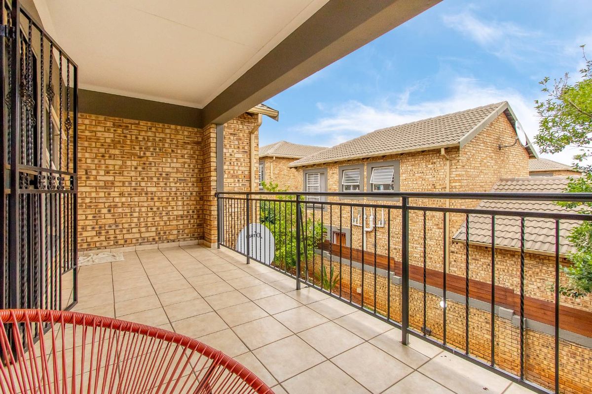 Stunning Duplex Townhouse with Water and Power Backup in Wilgeheuwel! - Photo 4