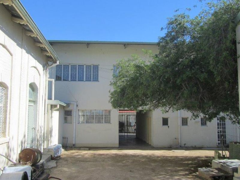 Property in prime Position in the heart of Karibib for Investors - Photo 3